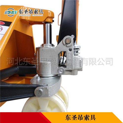 5t手動(dòng)叉車核心部件液壓缸作業(yè)整機(jī)細(xì)節(jié)展示圖--河北東圣吊索具制造有限公司--小型攪拌機(jī)|石材夾具|液壓堆高車|手動(dòng)叉車