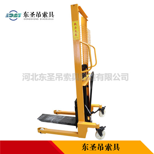 液壓手動搬運車側面產(chǎn)品展示--河北東圣吊索具制造有限公司--液壓堆高車|手動叉車|小型攪拌機|石材夾具