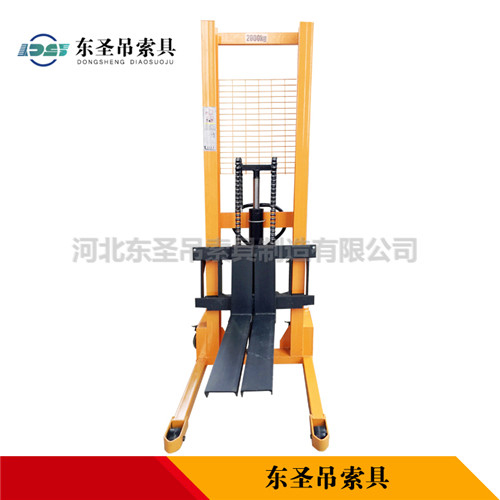 手動式液壓堆高車產(chǎn)品展示--河北東圣吊索具制造有限公司--液壓堆高車|手動叉車|小型攪拌機(jī)|石材夾具